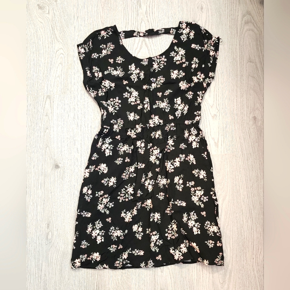 NWOT Black floral dress with pockets, M. never worn